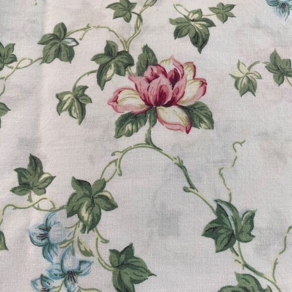 Floral Lace Trim Pillowcases - Picture 3 of 5